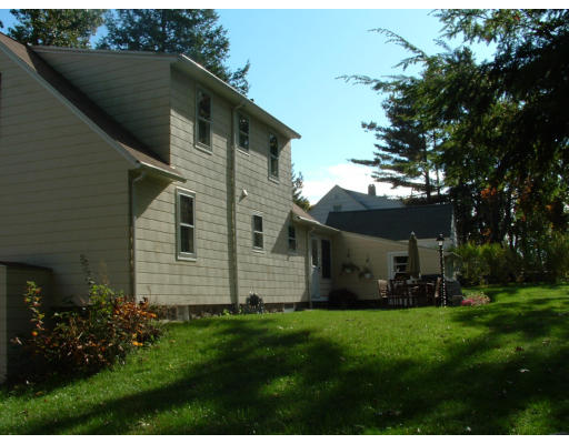 11 Homestead Road Holden, MA 01520 - Photo 2 of 19 Gallery Image 2