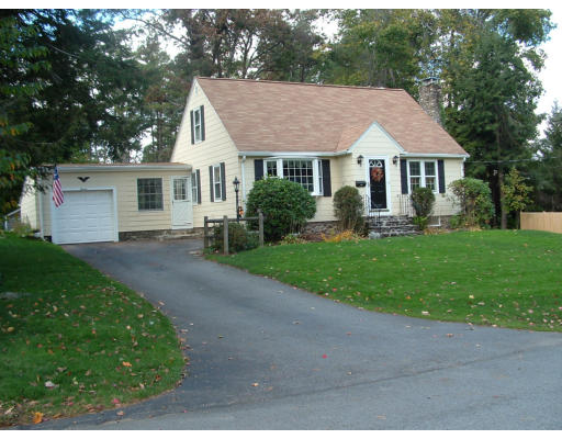 11 Homestead Road Holden, MA 01520 - Photo 4 of 19 Gallery Image 4