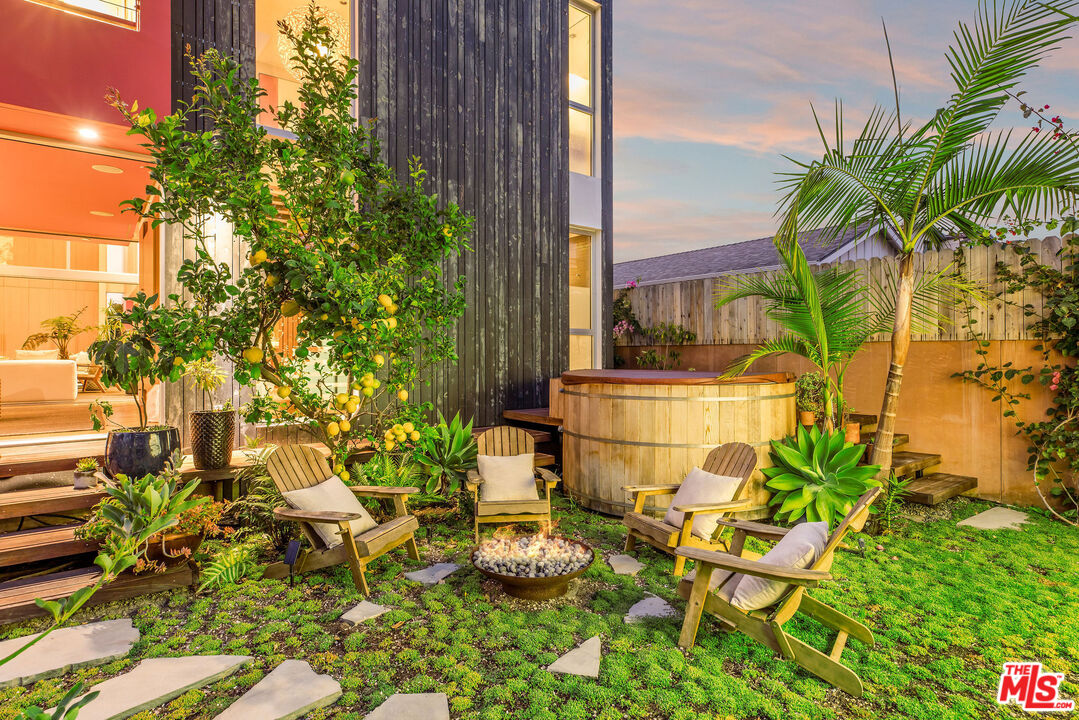 732 Brooks Avenue Venice, CA 90291 - Photo 15 of 28 a picture of a yard