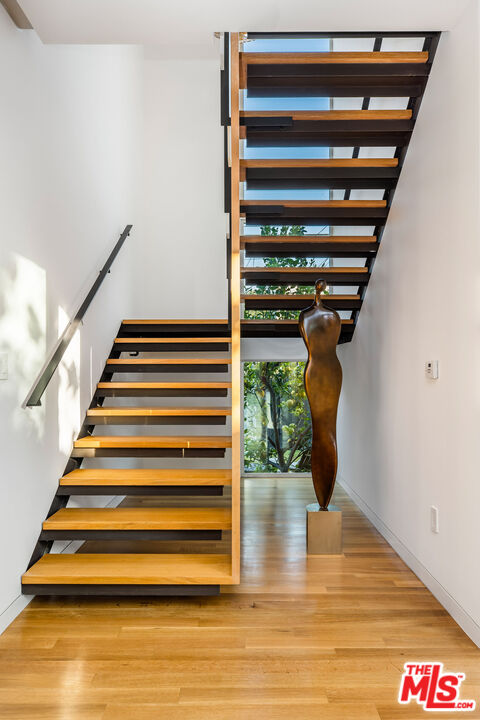 732 Brooks Avenue Venice, CA 90291 - Photo 17 of 28 a view of entryway