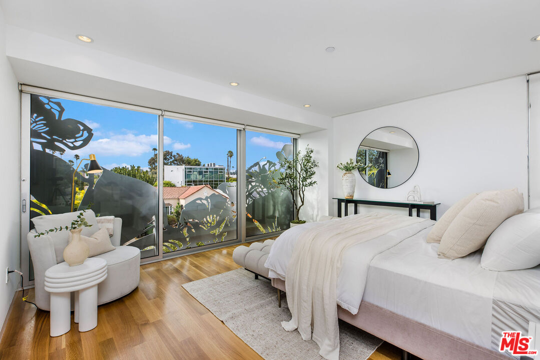 732 Brooks Avenue Venice, CA 90291 - Photo 18 of 28 a bed room with a bed and a chair