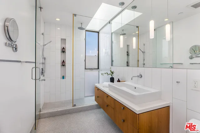 $3,650,000 | 732 Brooks Avenue, Venice, CA 90291