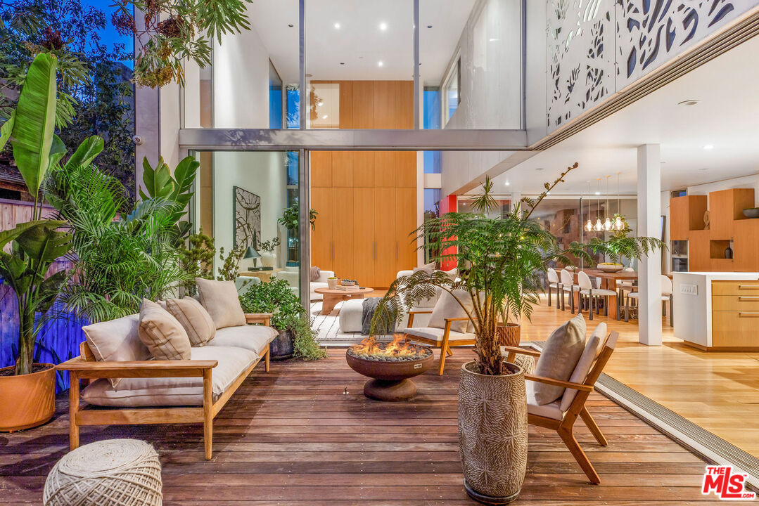 732 Brooks Avenue Venice, CA 90291 - Photo 2 of 28 a living room with furniture and a potted plant
