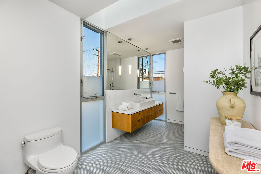 732 Brooks Avenue Venice, CA 90291 - Photo 21 of 28 a bathroom with a tub sink mirror and toilet