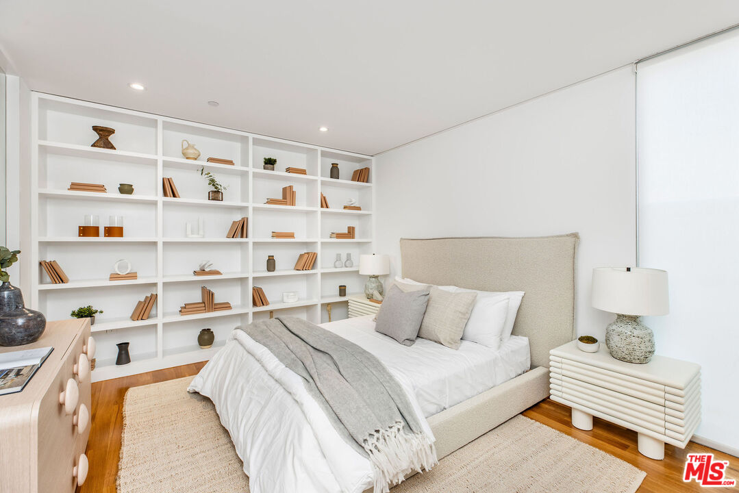 732 Brooks Avenue Venice, CA 90291 - Photo 22 of 28 a bedroom with a bed and closet