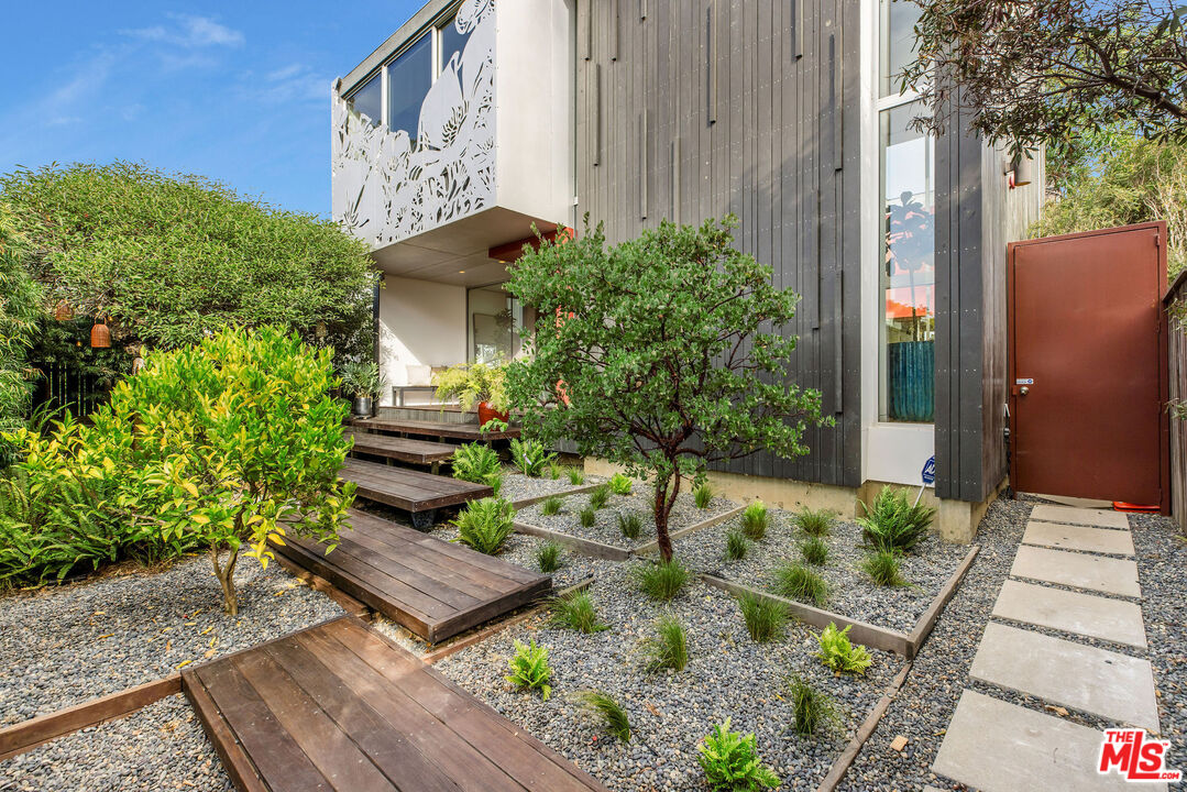 732 Brooks Avenue Venice, CA 90291 - Photo 24 of 28 a front view of a house with garden