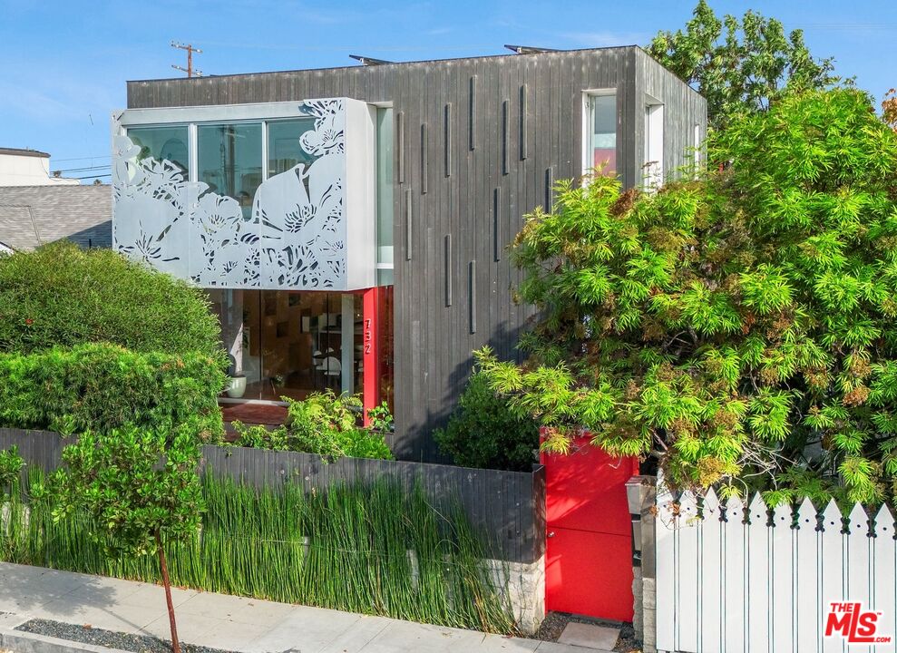 732 Brooks Avenue Venice, CA 90291 - Photo 25 of 28 a front view of a house with a yard