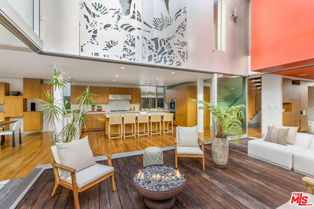732 Brooks Avenue Venice, CA 90291 - Photo 9 of 28 a living room with furniture and a table