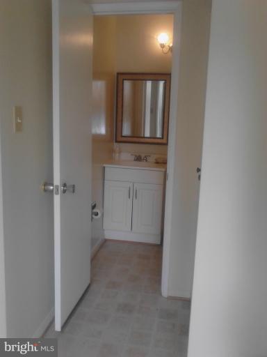 2209 Southgate Square Reston, VA 20191 - Photo 7 of 12 Bath