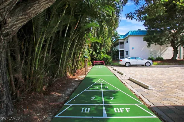 a sign that is sitting on a brick wall