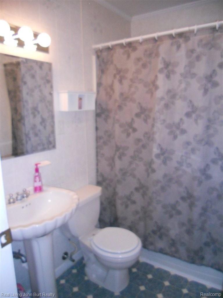 682 Pleasant Ridge Lake Orion, MI 48362 - Photo 9 of 21 updated bath