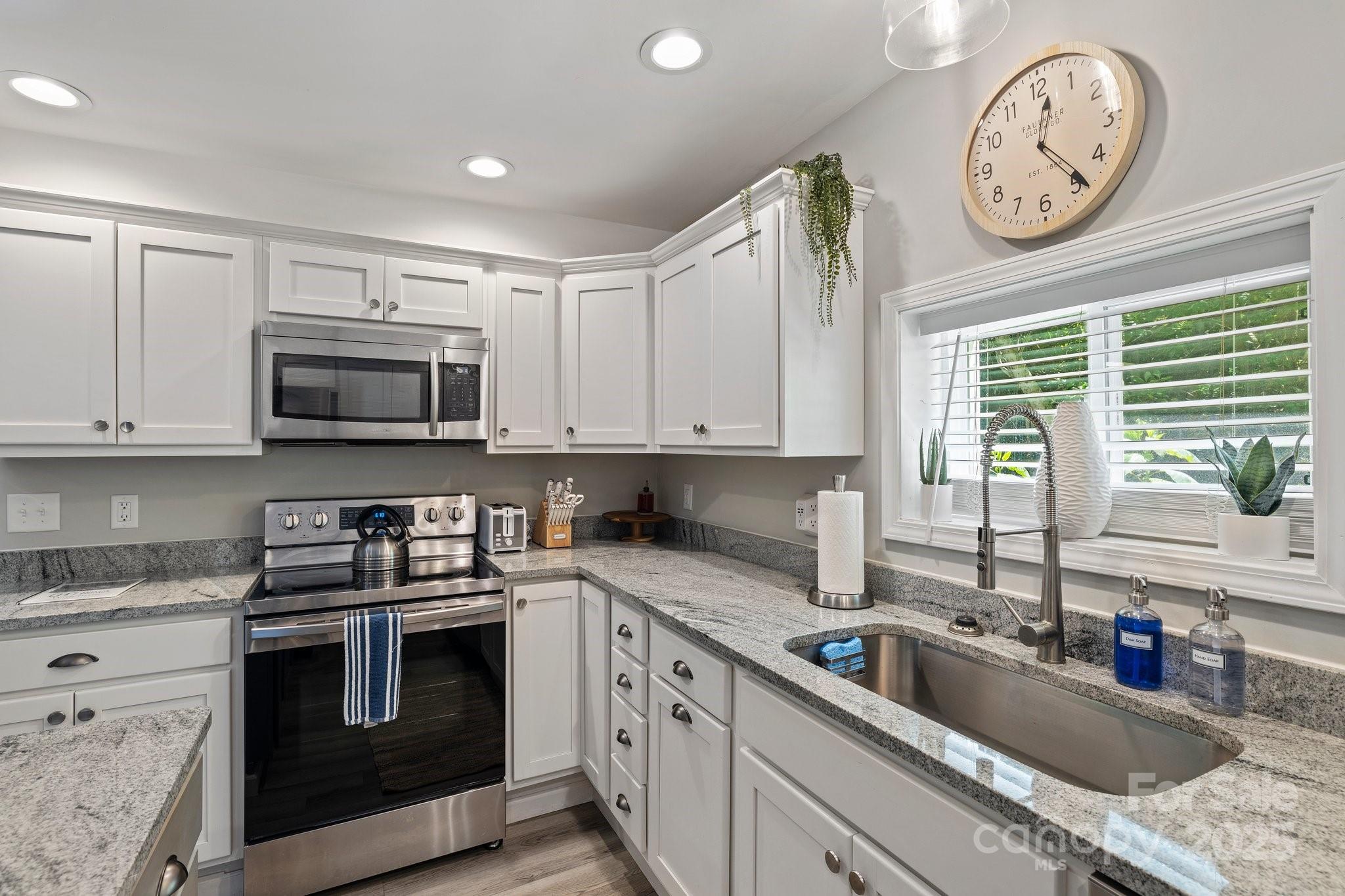 174 Ridge Road Lake Lure, NC 28746 - Photo 5 of 34 Gallery Image 5