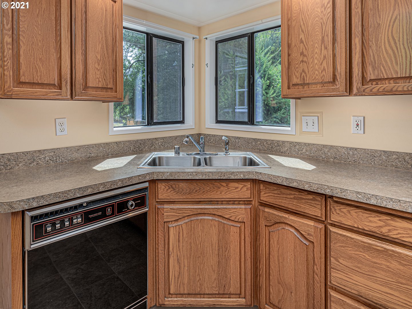 4630 Southwest Hamilton Street Portland, OR 97221 - Photo 10 of 24 Gallery Image 10