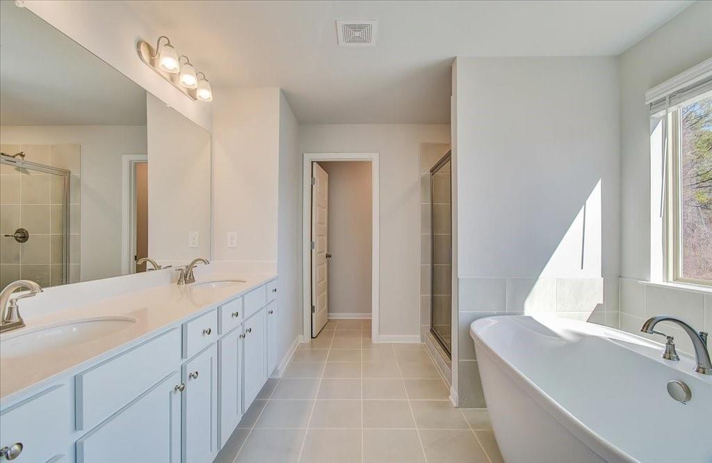 601 Button Grove Stockbridge, GA 30281 - Photo 32 of 37 a bathroom with 2 sink tub and a mirror