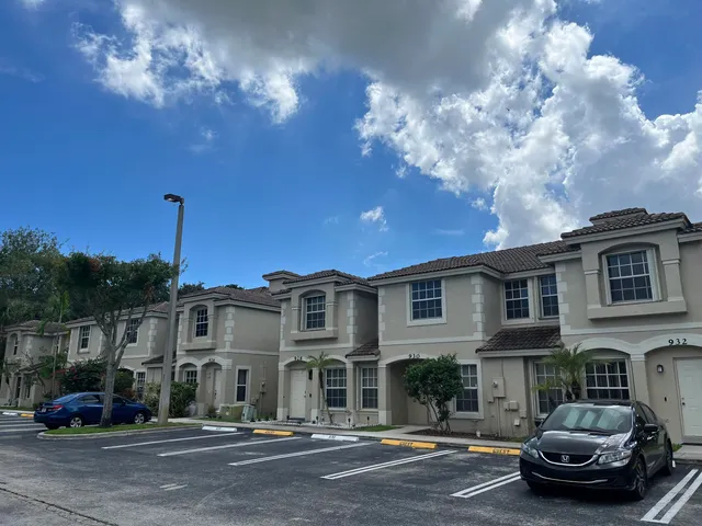 $2,300 | 930 Summit Lake Drive, West Palm Beach, FL 33406