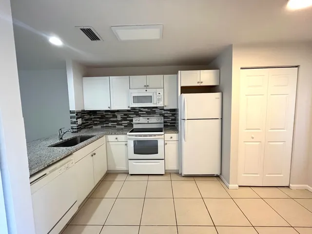 $2,300 | 930 Summit Lake Drive, West Palm Beach, FL 33406