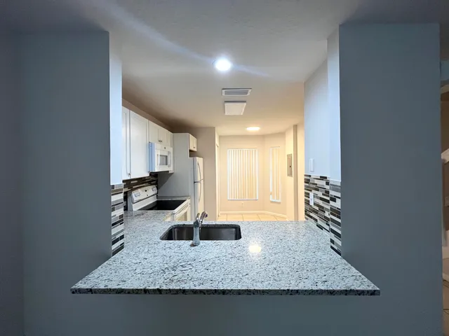 $2,300 | 930 Summit Lake Drive, West Palm Beach, FL 33406