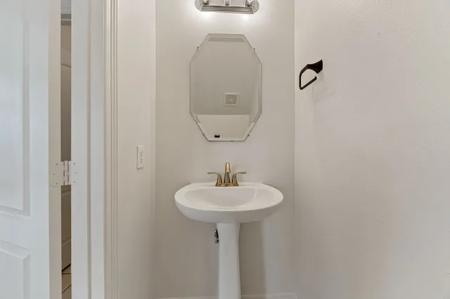 $2,600 | 910 Box Elder Drive, Magnolia, TX 77354