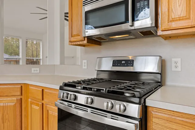 $2,600 | 910 Box Elder Drive, Magnolia, TX 77354