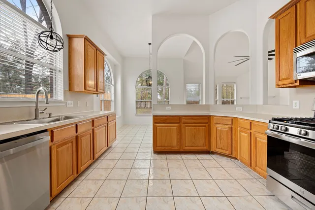 $2,600 | 910 Box Elder Drive, Magnolia, TX 77354