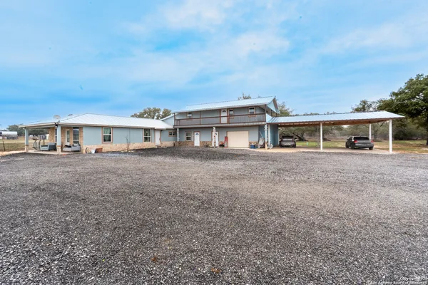 $534,999 | 472 County Road 6723, Natalia, TX 78059