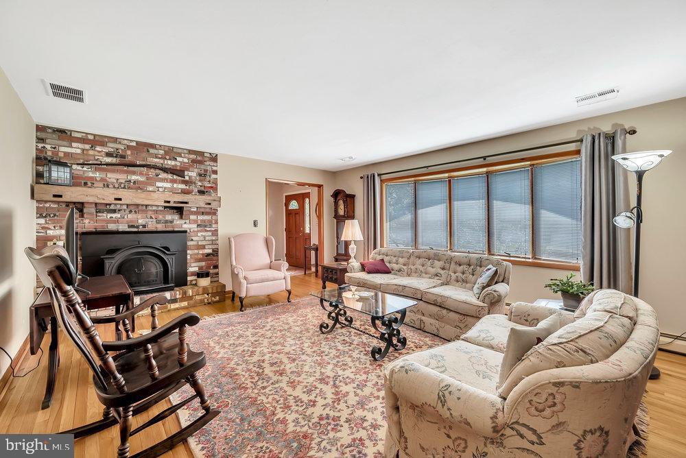 33 Spring Garden Road Robbinsville, NJ 08691 - Photo 10 of 30 Gallery Image 10