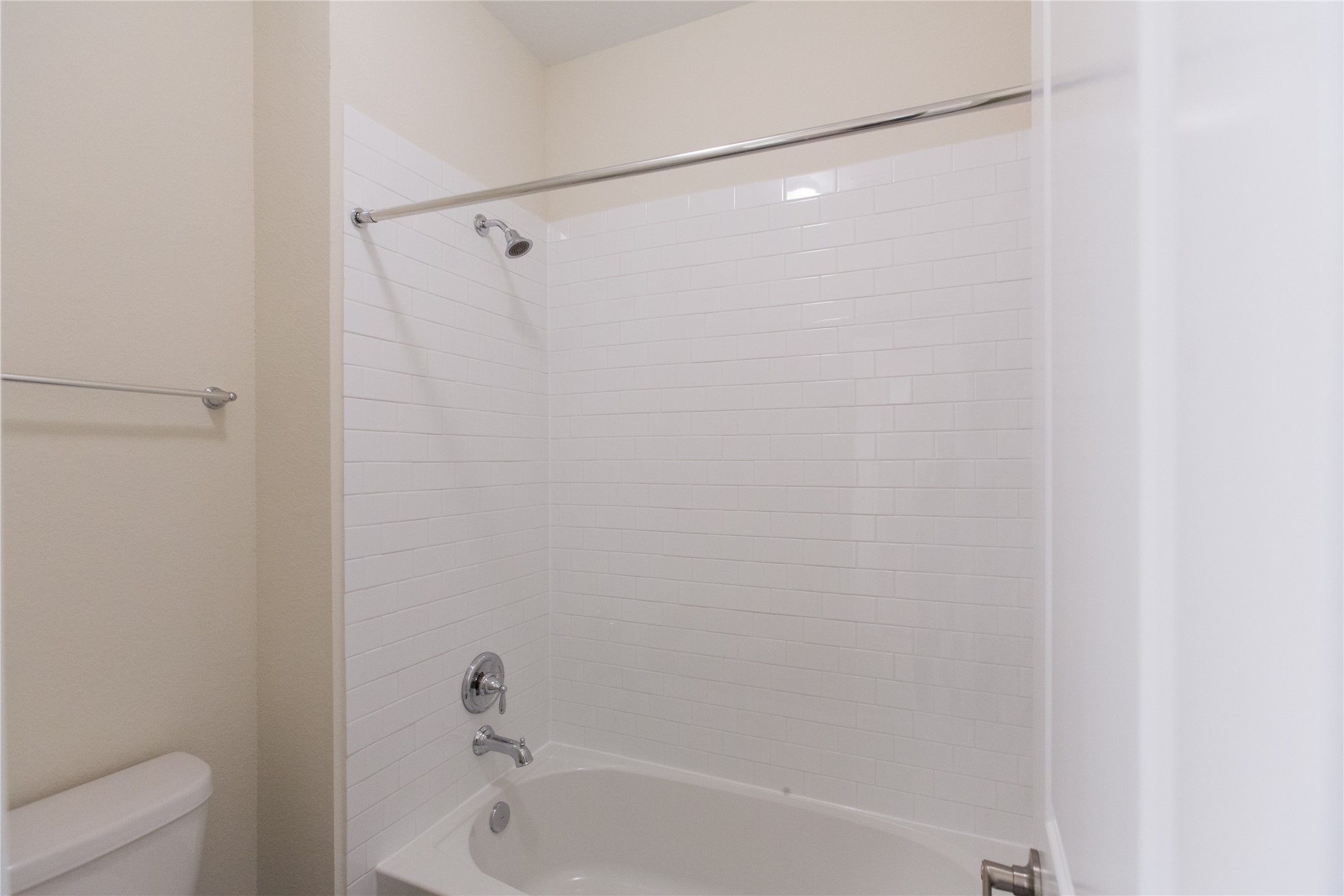 7402 Kearney Hill Lane Spring, TX 77389 - Photo 18 of 23 a bathroom with a shower and a bath tub