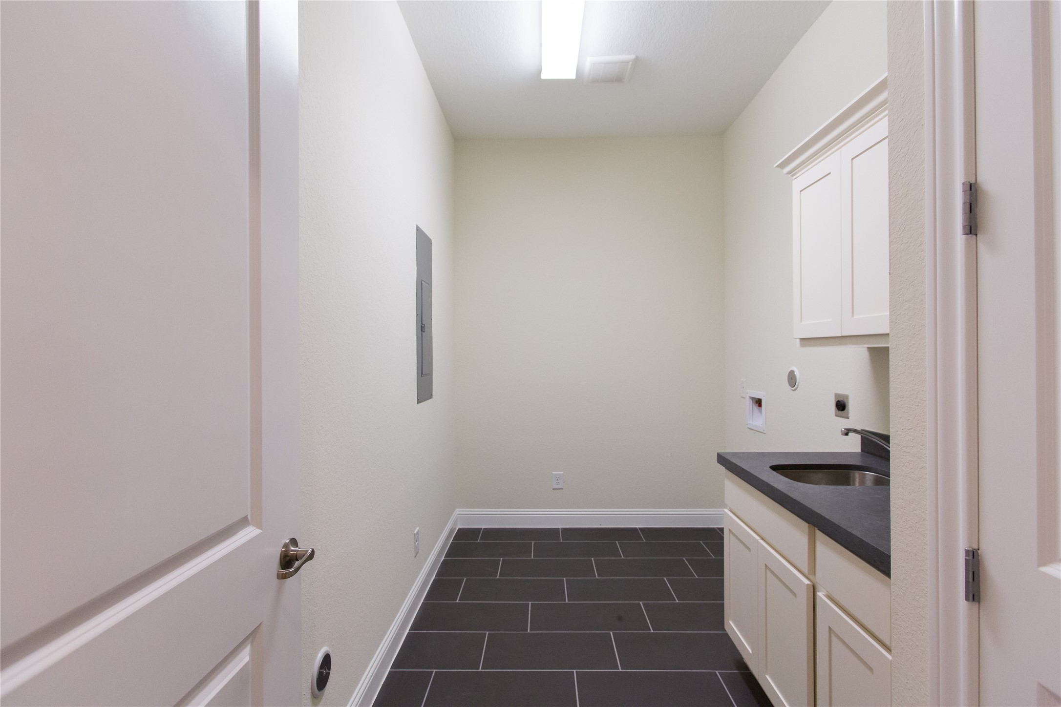 7402 Kearney Hill Lane Spring, TX 77389 - Photo 22 of 23 a kitchen with a sink and a stove