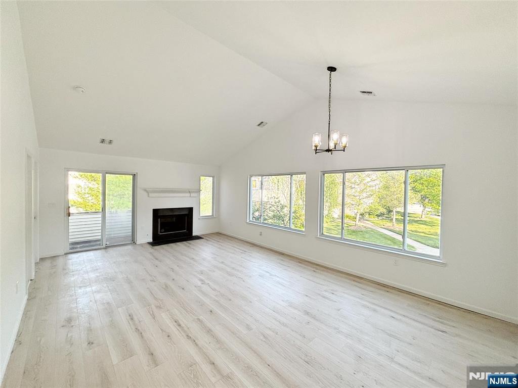 135 Falcon Ridge Way North Hamburg, NJ 07419 - Photo 3 of 9