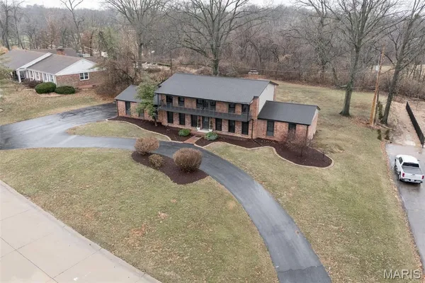 $1,150,000 | 11584 New London Drive, St. Louis, MO 63141