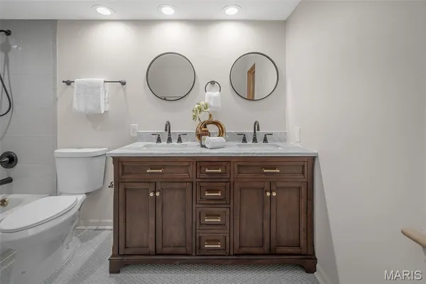 $1,150,000 | 11584 New London Drive, St. Louis, MO 63141