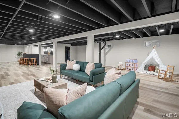 $1,150,000 | 11584 New London Drive, St. Louis, MO 63141