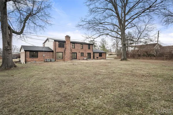 $1,150,000 | 11584 New London Drive, St. Louis, MO 63141