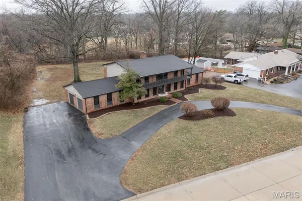 $1,150,000 | 11584 New London Drive, St. Louis, MO 63141