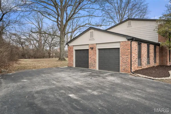 $1,150,000 | 11584 New London Drive, St. Louis, MO 63141