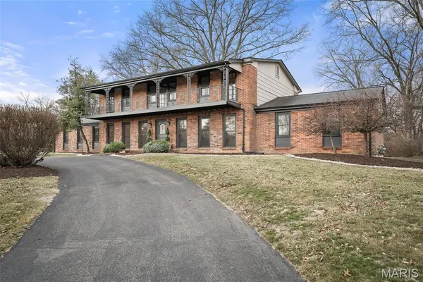 $1,150,000 | 11584 New London Drive, St. Louis, MO 63141