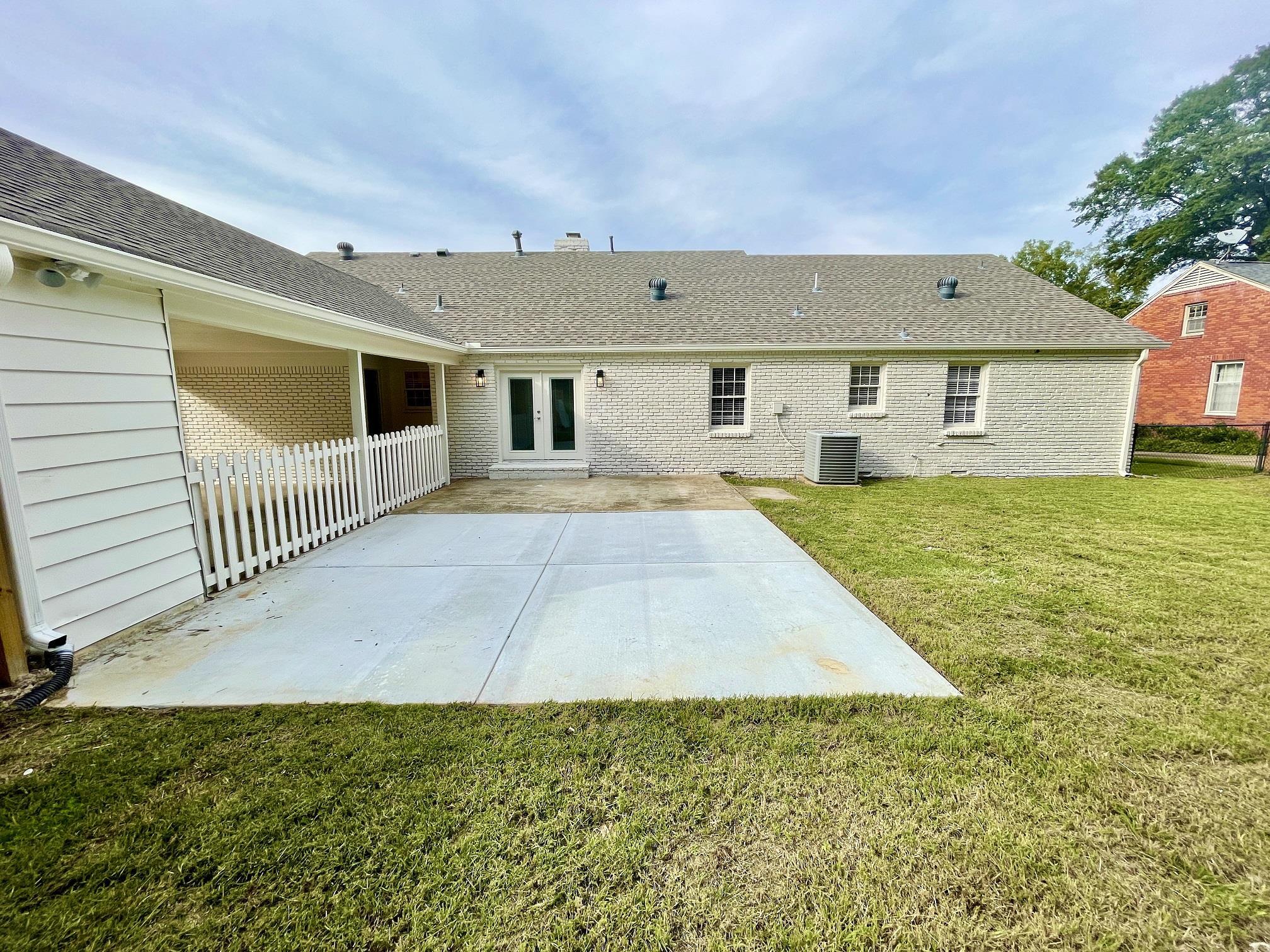 5523 Walnut Grove Road Memphis, TN 38120 - Photo 19 of 21 a backyard of a house