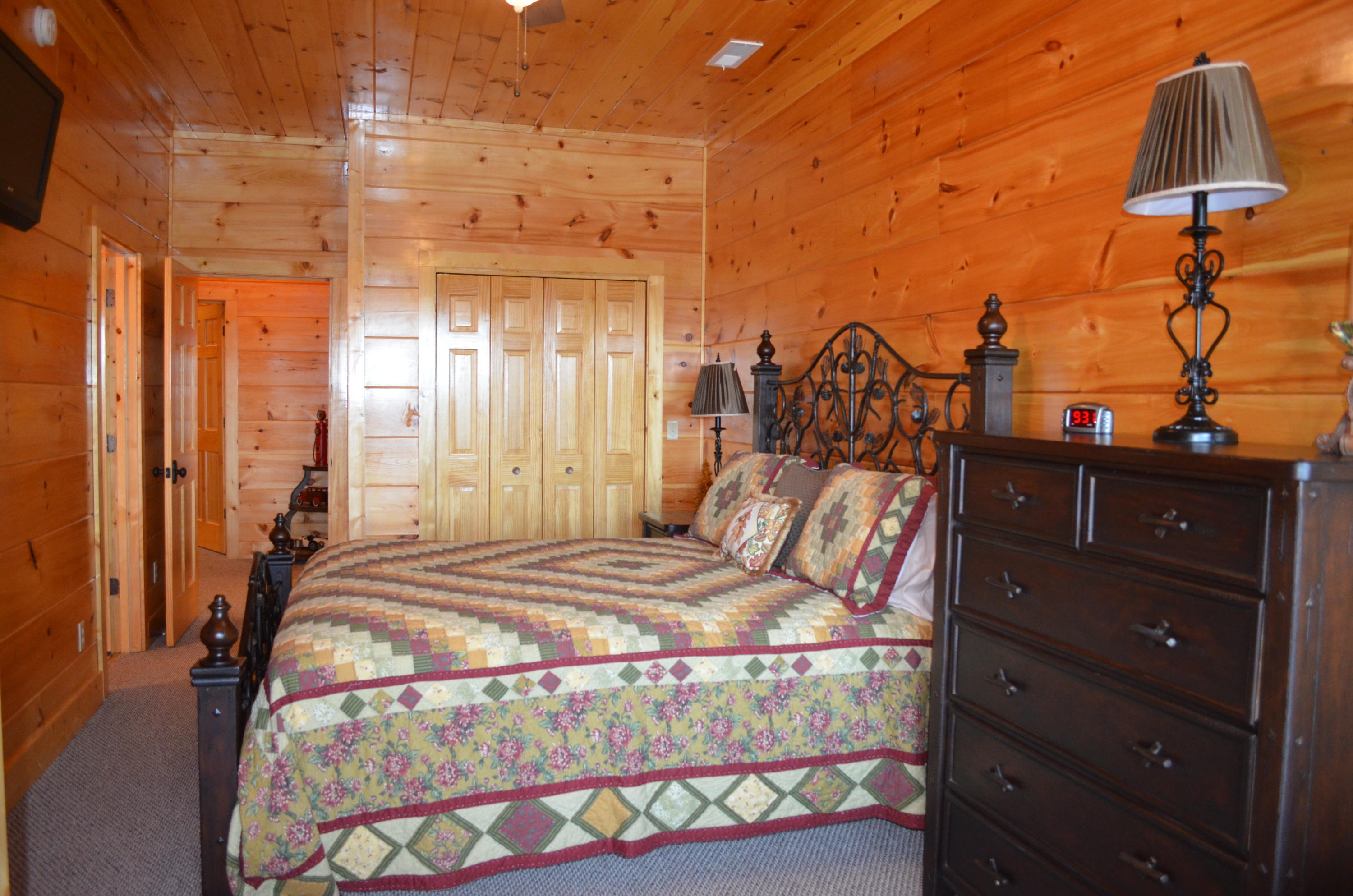 2022 Smoky Cove Road Sevierville, TN 37876 - Photo 12 of 39 Downstairs bedroom 3