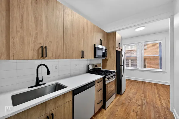 $1,995 | 2154 West Arthur Avenue, Unit 1, Chicago, IL 60645