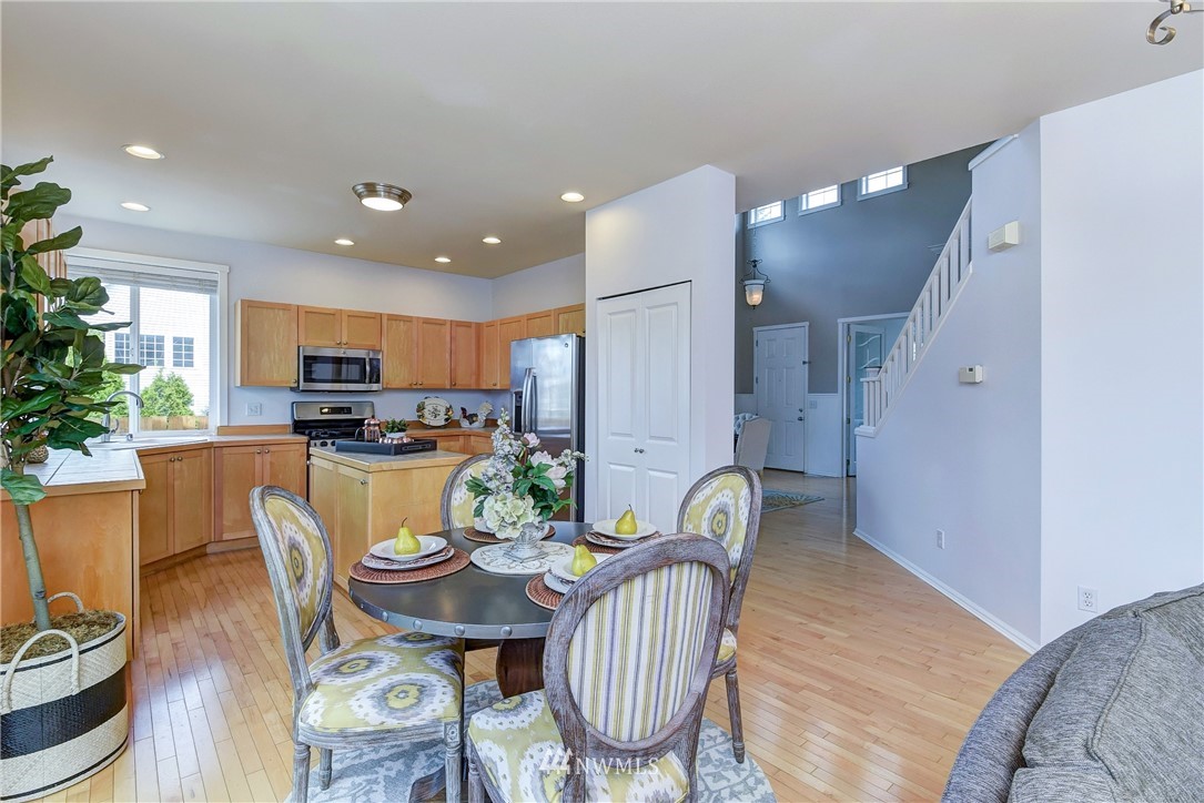 27507 Maple Ridge Way Southeast Maple Valley, WA 98038 - Photo 7 of 25