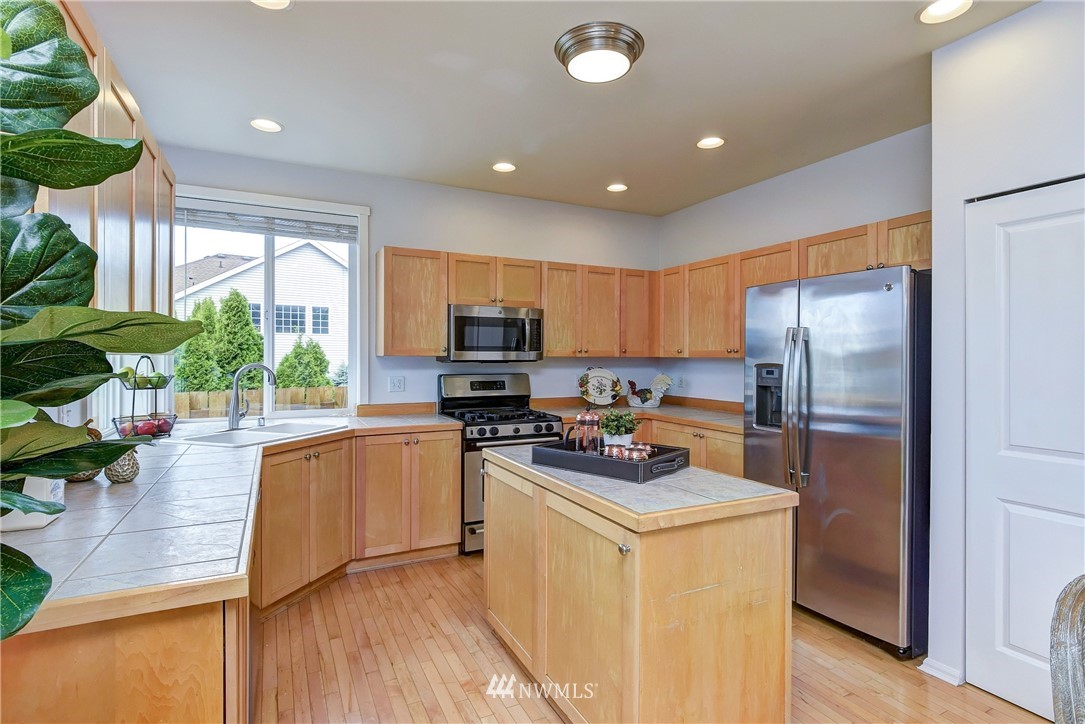 27507 Maple Ridge Way Southeast Maple Valley, WA 98038 - Photo 8 of 25