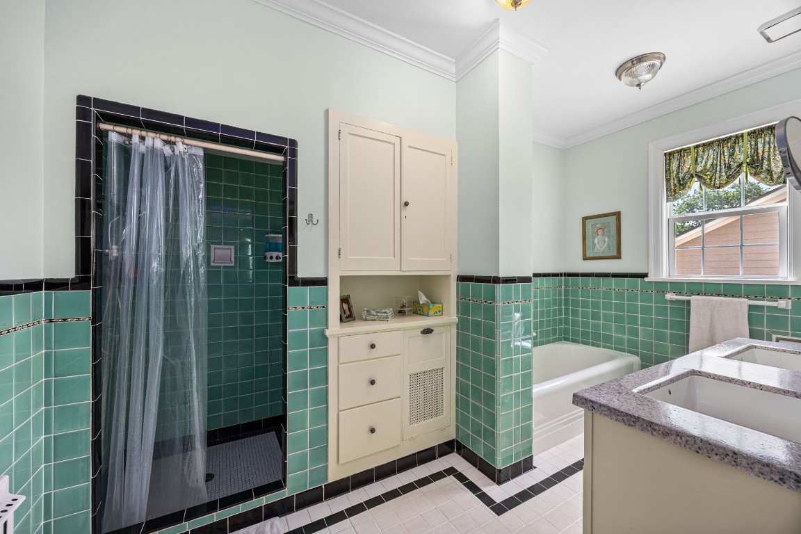 801 West Main Street Brenham, TX 77833 - Photo 30 of 50 Unwind in the soaking tub or enjoy the convenience of the separate walk in shower.