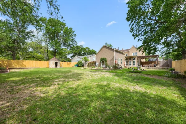 a view of house with garden and trees