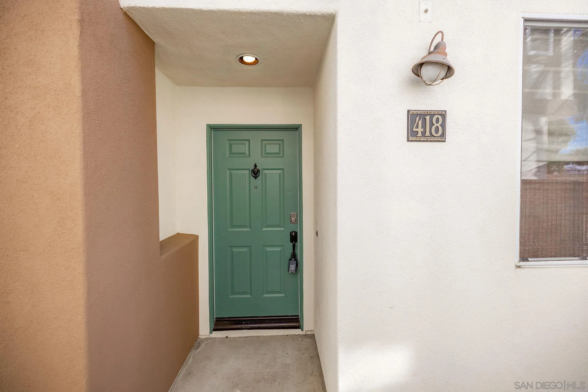 418 Carmel Creeper Place Encinitas, CA 92024 - Photo 11 of 31 a view of a hallway with entryway