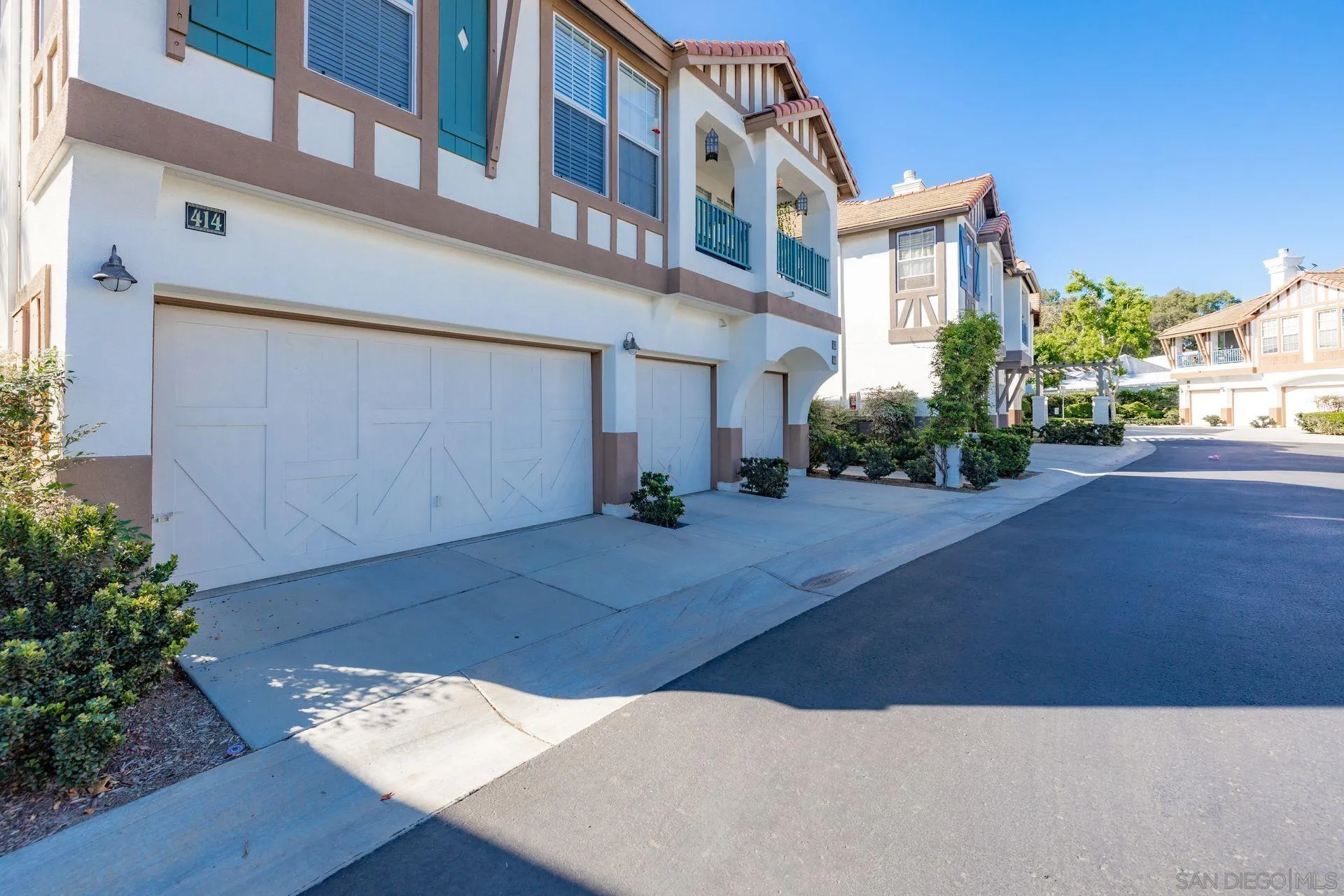 418 Carmel Creeper Place Encinitas, CA 92024 - Photo 4 of 31 a view of a street with houses