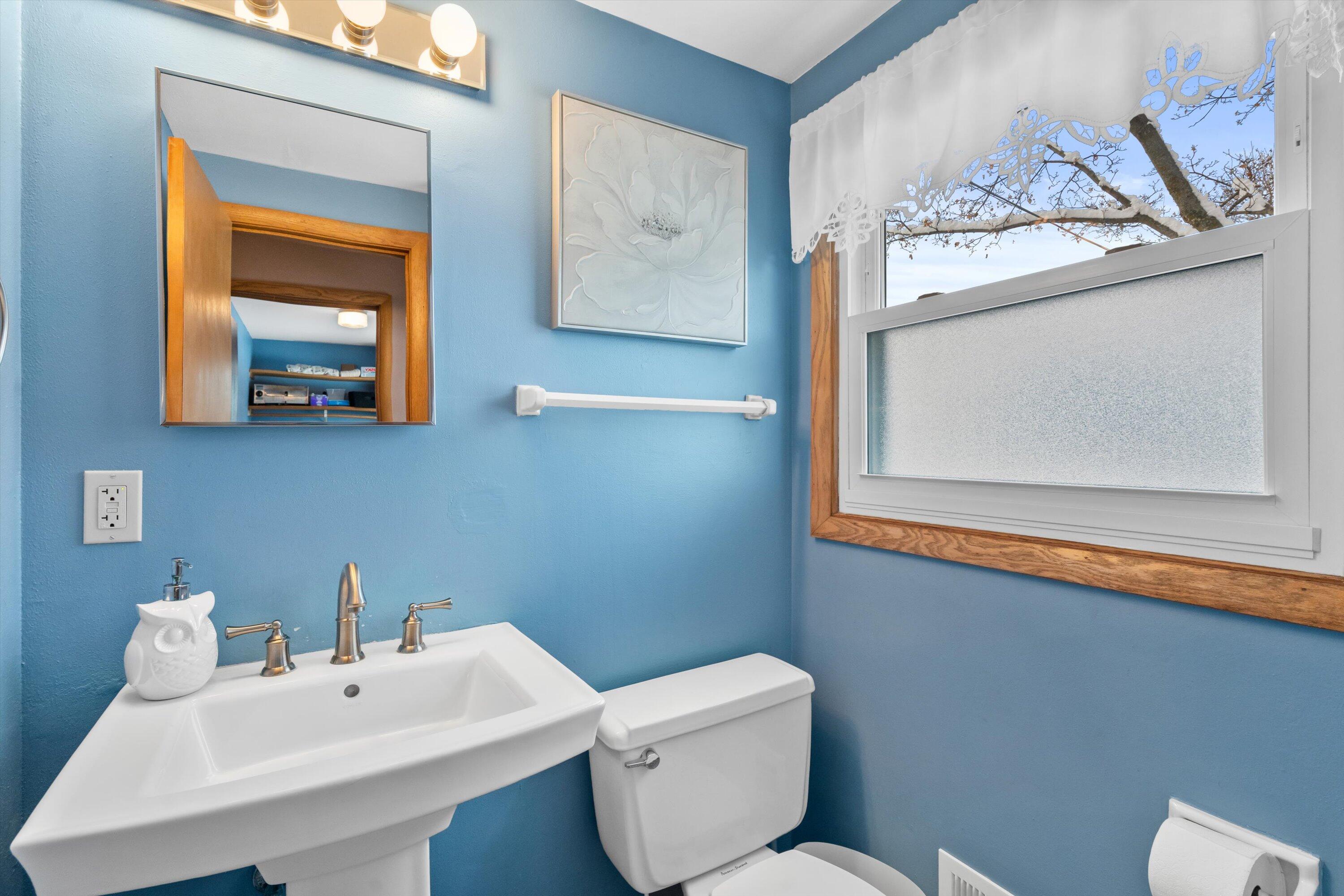 3347 South 98th Street Milwaukee, WI 53227 - Photo 18 of 38 19-1_2 Bathroom