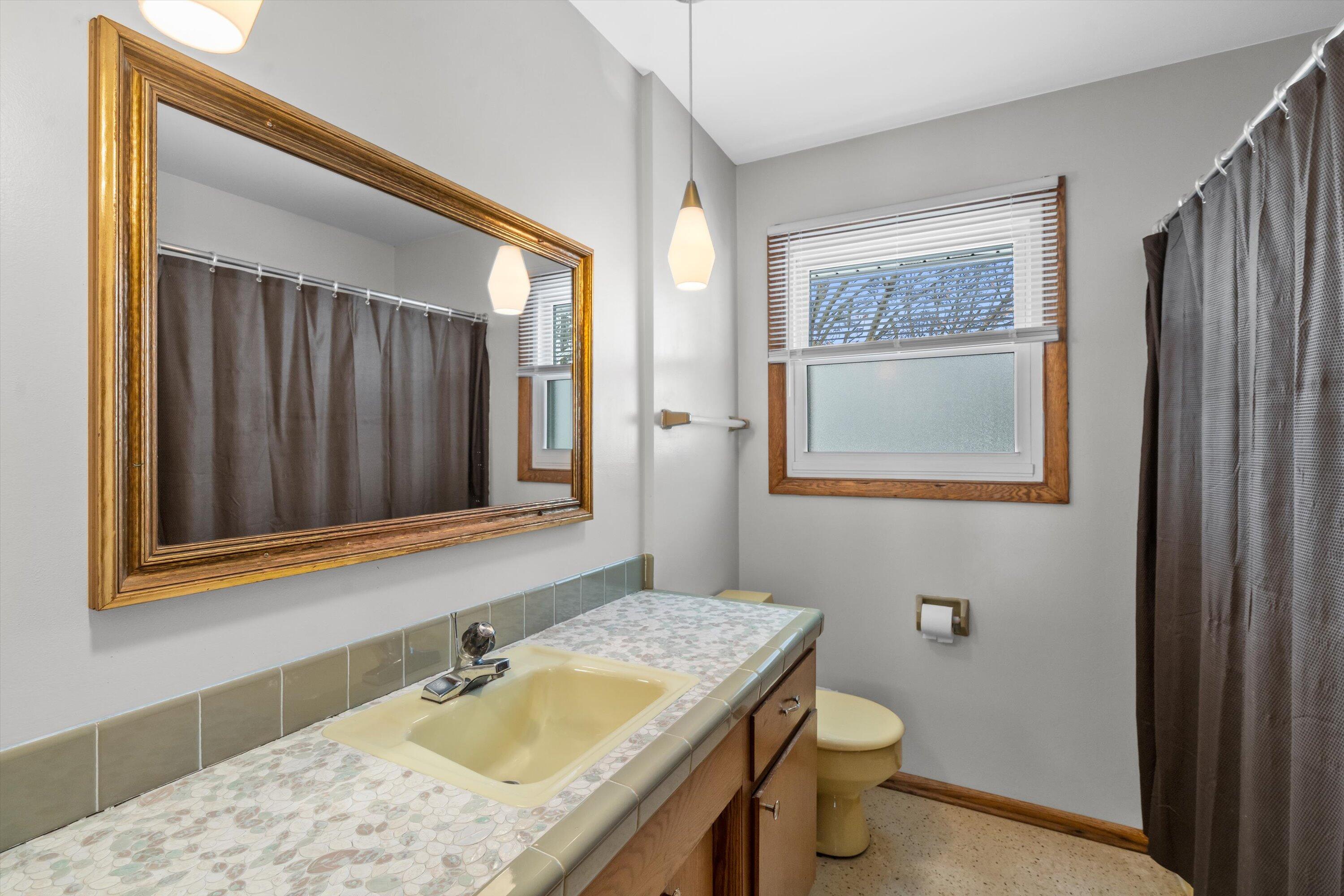3347 South 98th Street Milwaukee, WI 53227 - Photo 32 of 38 33-Full Bathroom