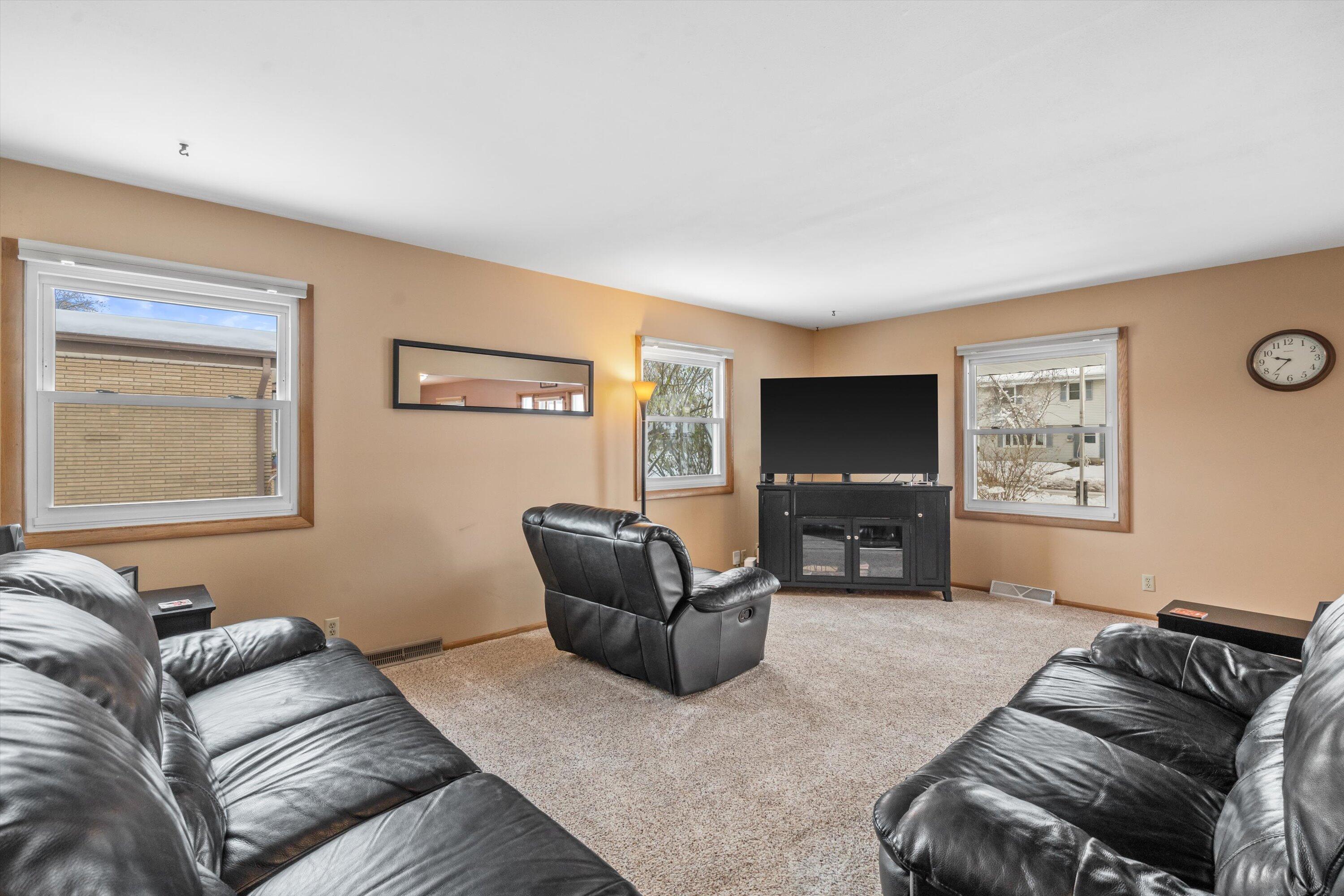 3347 South 98th Street Milwaukee, WI 53227 - Photo 5 of 38 06-Living Room