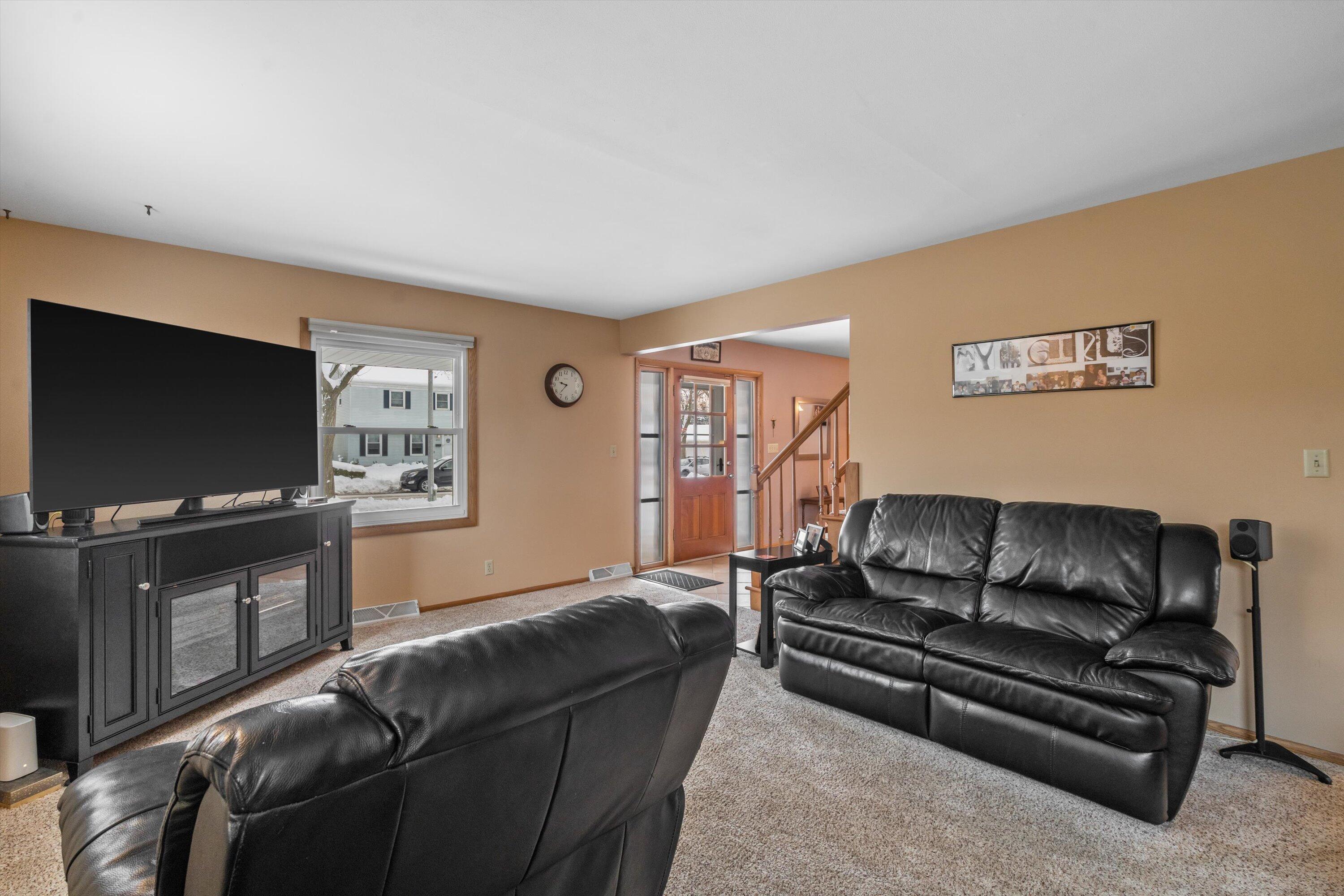 3347 South 98th Street Milwaukee, WI 53227 - Photo 6 of 38 07-Living Room