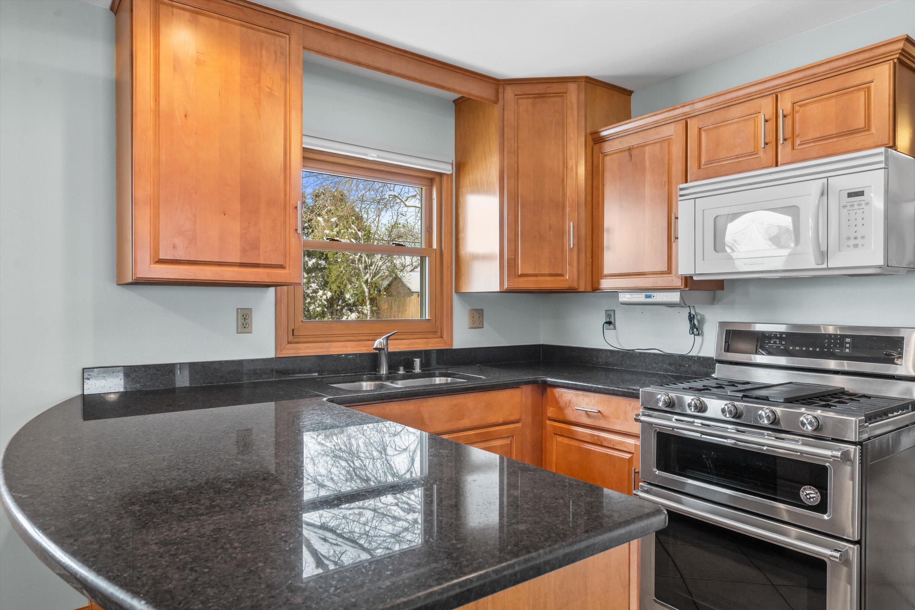 3347 South 98th Street Milwaukee, WI 53227 - Photo 8 of 38 09-Kitchen w_ Breakfast Bar